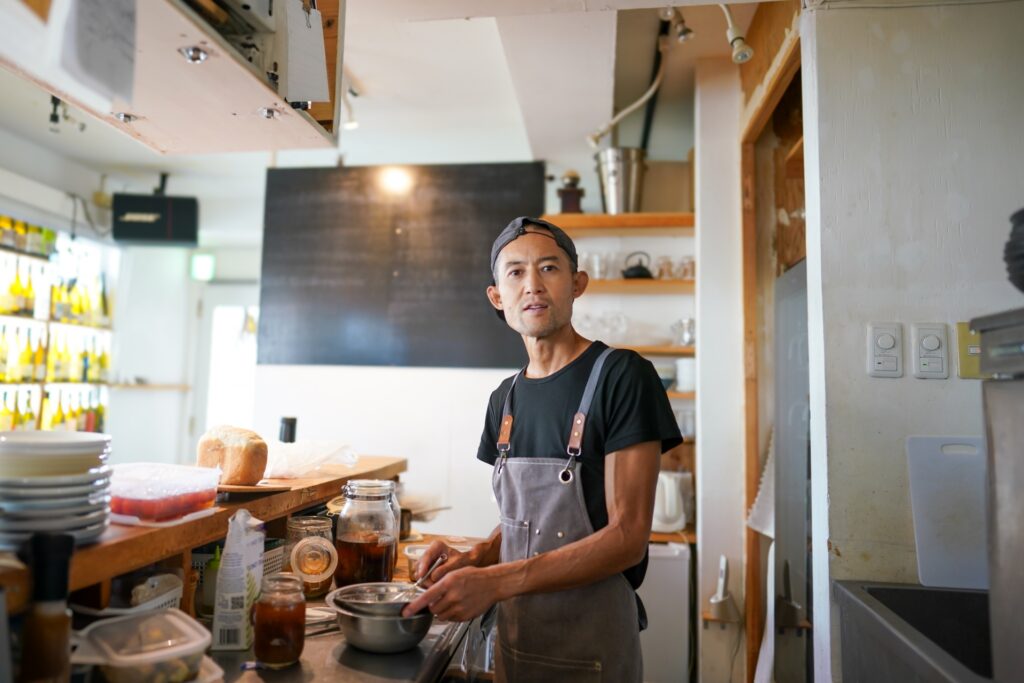 全店舗から届く紙レシート。手入力と「裏書き」確認に毎月疲弊。