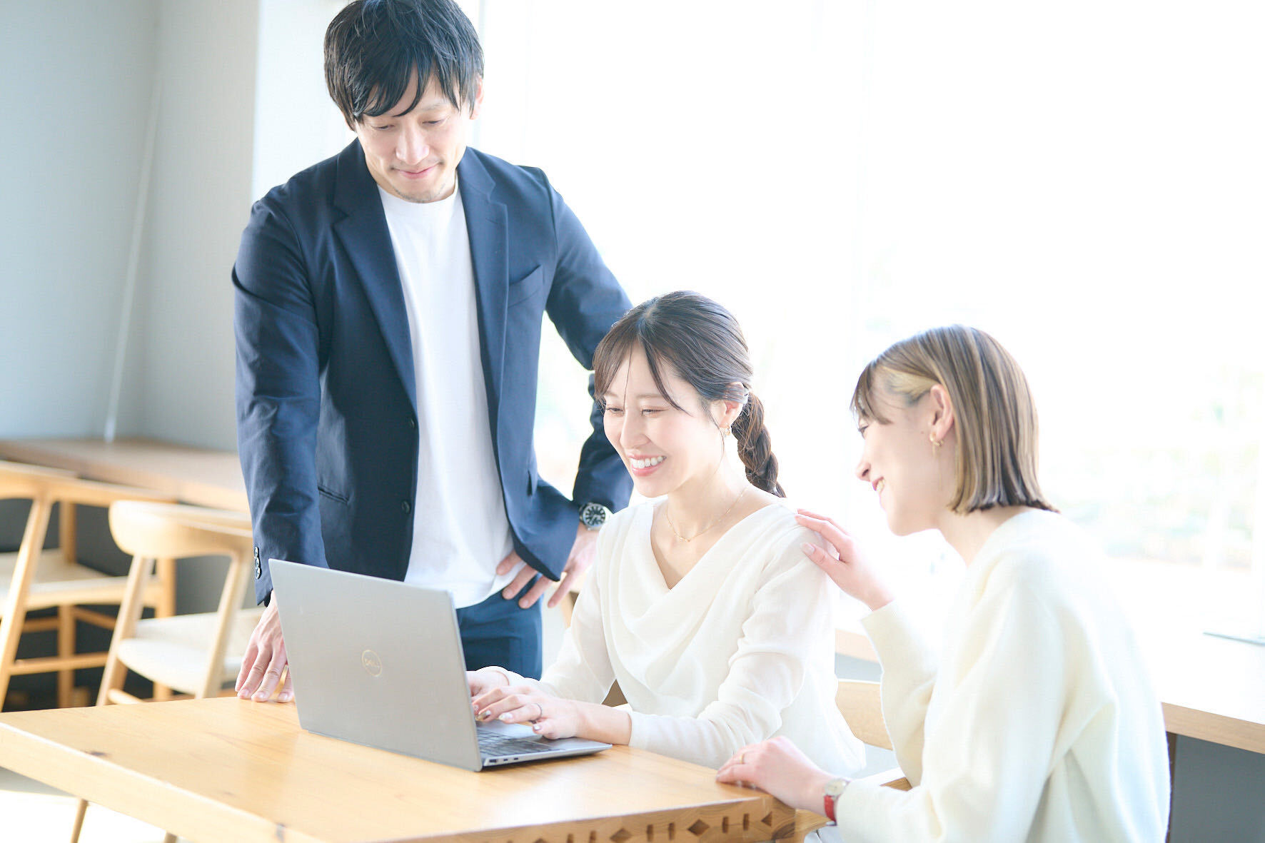 パソコンを囲んで打ち合わせをするblessingのメンバー